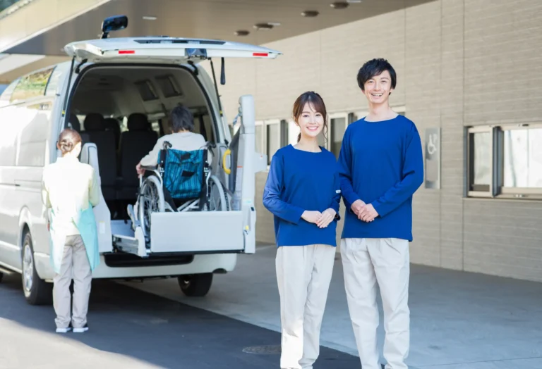 笑顔で対応する介護タクシーのスタッフ